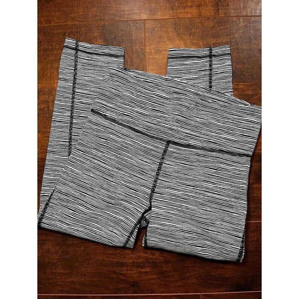 Athleta Ultimate Linear Lines Black And White Capri Leggings Womens Size XS